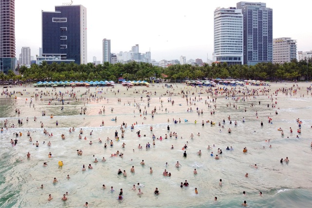 Ảnh: Biển Đà Nẵng đông kín du khách trong ngày cuối kỳ nghỉ lễ giỗ Tổ - Ảnh 6.