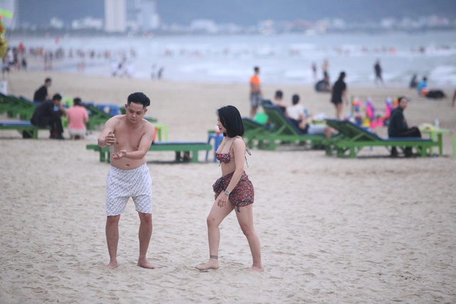 Ảnh: Biển Đà Nẵng đông kín du khách trong ngày cuối kỳ nghỉ lễ giỗ Tổ - Ảnh 9.