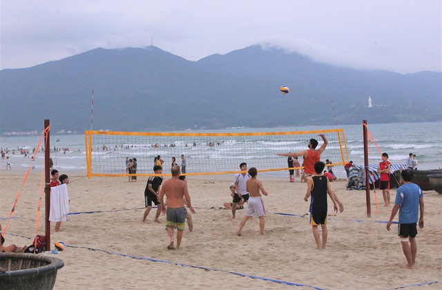 Photo: Da Nang beach is crowded with tourists on the last day of the holiday - Photo 10.