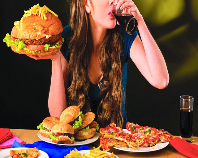 Eating too much, eating fast and liking eating alone can be a sign of a disorder - Photo 2.