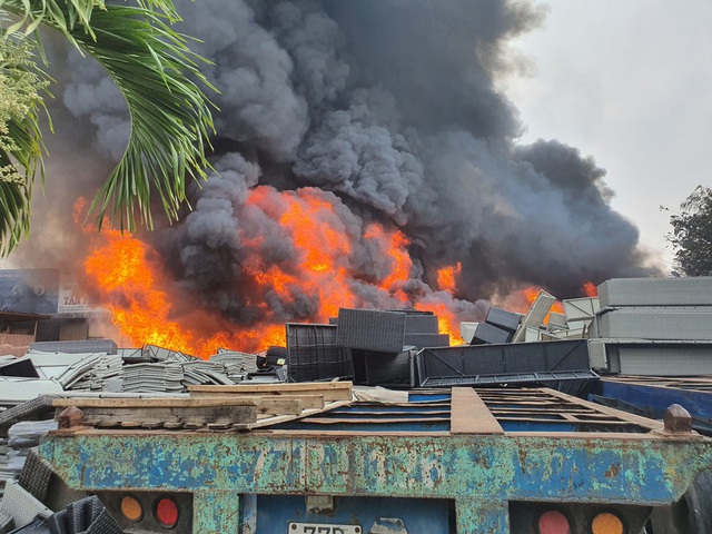 Cháy lớn ở Khu công nghiệp Nhơn Bình, khỏi lửa bốc lên ngùn ngụt - Ảnh 1.