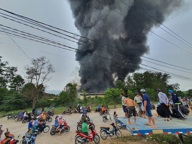 Cháy lớn ở Khu công nghiệp Nhơn Bình, khỏi lửa bốc lên ngùn ngụt - Ảnh 3.