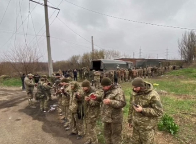 HOT: More than 1,000 Ukrainian marines surrendered in Mariupol - Unprecedented - Photo 1.