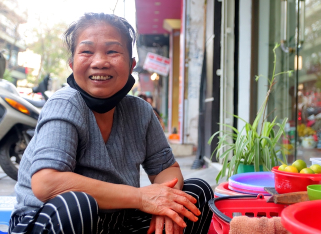 80 năm bán món ăn giòn sần sật lạ miệng, quán vỉa hè Hà Nội đón hàng trăm khách mỗi ngày - Ảnh 6.