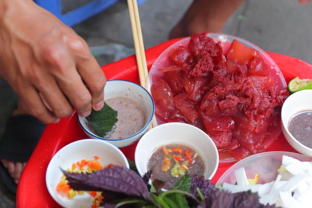 80 năm bán món ăn giòn sần sật lạ miệng, quán vỉa hè Hà Nội đón hàng trăm khách mỗi ngày - Ảnh 9.