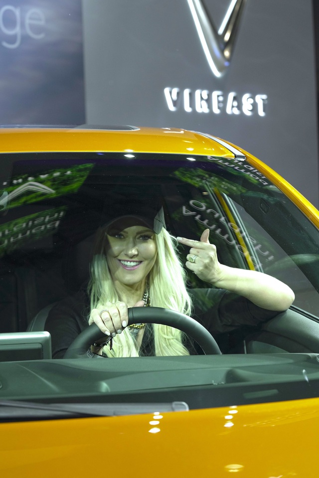 Supercar Blondie's 'review queen' suggests users buy VinFast's VF 9, technology no less than Tesla Model X but only half the price - Photo 2.