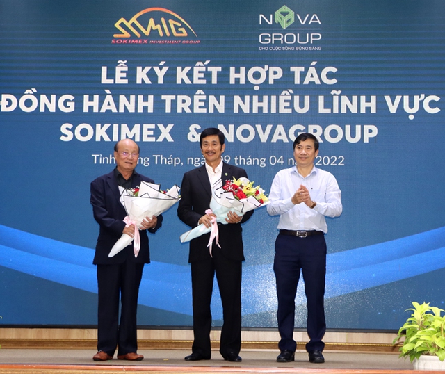 Billionaire Bui Thanh Nhon and billionaire Neak Sok Kong shake hands to repay their hometown Dong Thap: Build a $1 million emergency center and infrastructure connecting the West - Cambodia - Photo 1.