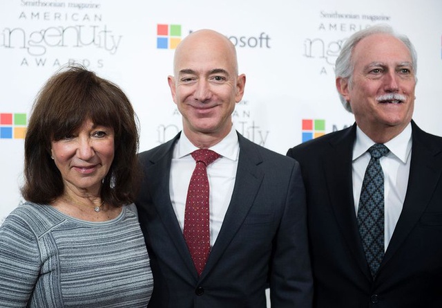 Cha mẹ giàu đừng ép con phải khởi nghiệp tự thân: Jeff Bezos đã xây dựng được Amazon từ tiền bố mẹ cho, điều làm nên khác biệt chính là cách DỤNG TIỀN - Ảnh 2.