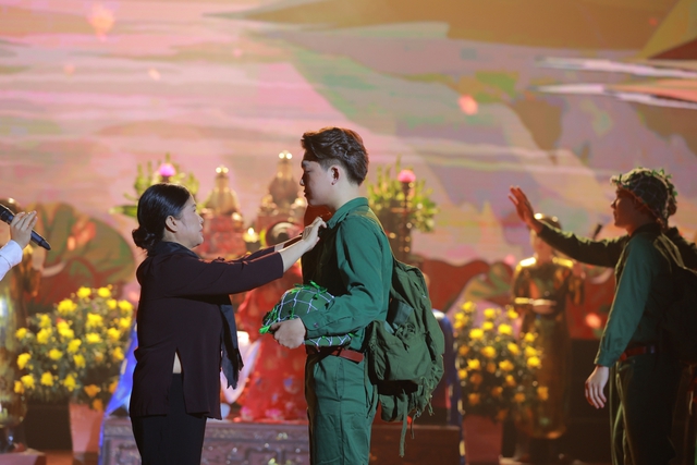 Chàng trai Hà Nội sinh năm 2000 gửi gắn tình yêu với văn hóa hầu đồng vào âm nhạc - Ảnh 3.