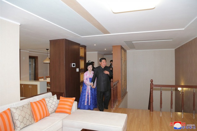 Ông Kim Jong-un tặng nhà cho Quý bà áo hồng: Có gì bên trong khu nhà đẹp như cung điện? - Ảnh 5. Ông Kim Jong-un tặng nhà cho Quý bà áo hồng: Có gì bên trong khu nhà đẹp như cung điện? - Ảnh 5.