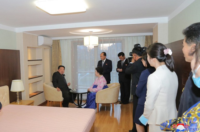 Ông Kim Jong-un tặng nhà cho Quý bà áo hồng: Có gì bên trong khu nhà đẹp như cung điện? - Ảnh 6. Ông Kim Jong-un tặng nhà cho Quý bà áo hồng: Có gì bên trong khu nhà đẹp như cung điện? - Ảnh 6.