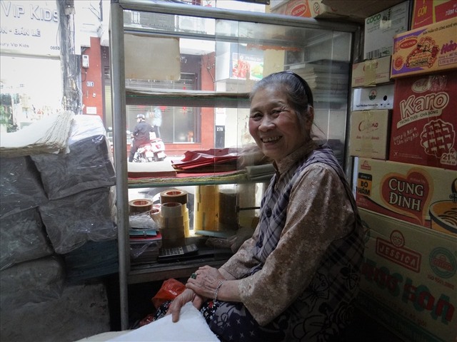 The only house selling dó paper over 130 years old in Hanoi's old quarter, preserving both hand-painted dó paper with a sunken dragon pattern of the Nguyen Dynasty - Photo 3.