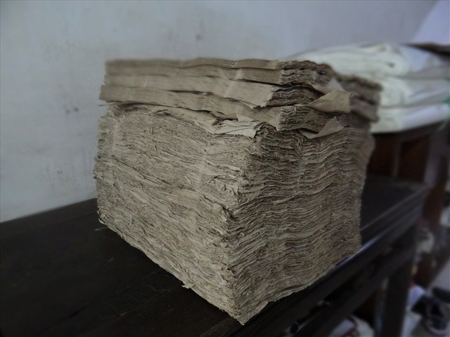 The only house selling dó paper over 130 years old in Hanoi's old quarter, preserving both hand-painted dó paper with sunken dragon patterns in the Nguyen Dynasty - Photo 5.