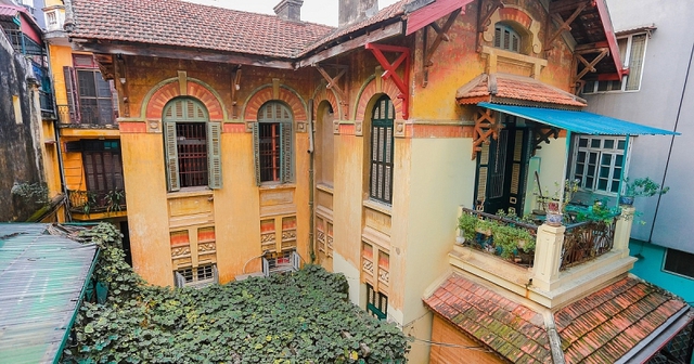 Cận cảnh một trong 600 căn biệt thự cổ được bán ở Hà Nội: Nửa tỷ một mét vuông, 7 phòng ngủ, mặt tiền đắt địa - Ảnh 1.