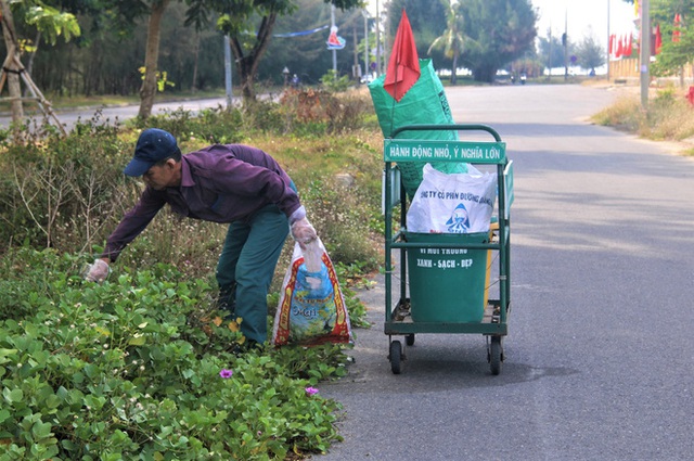  Ông lão nghèo 6 năm nhặt rác không lương khắp đường phố Hội An - Ảnh 13.
