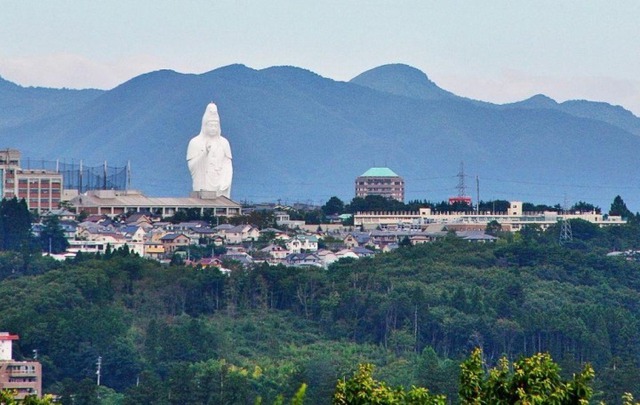 Đến thăm nơi có tượng Phật Bà Quan Âm khổng lồ, đứng từ góc nào của thành phố cũng nhìn thấy cảnh tượng kỳ ảo như Bồ Tát hiển linh - Ảnh 3.