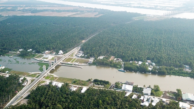  Siêu cống lớn nhất Việt Nam đi vào vận hành, người dân lũ lượt kéo đến check in - Ảnh 8.