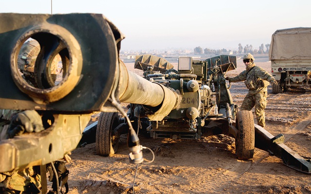 Khẩu M777 155mm được đặt ở vị trí khai hỏa gần Mosul, Iraq năm 2017