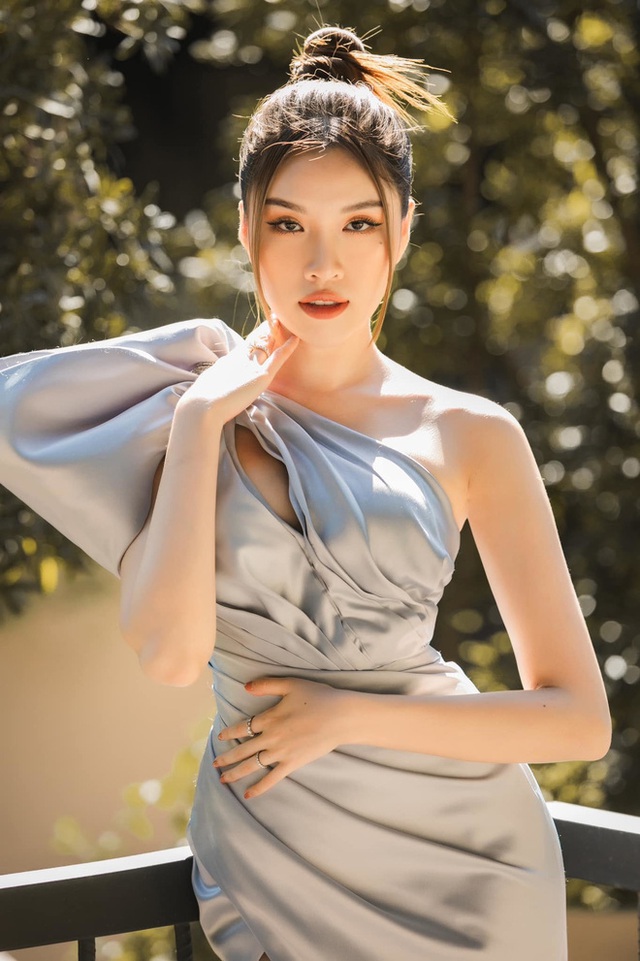Học vấn khủng của MC hot nhất Miss Universe Vietnam: Từng đỗ thủ khoa đại học, dẫn song ngữ 3.000 chữ không cần kịch bản - Ảnh 2.