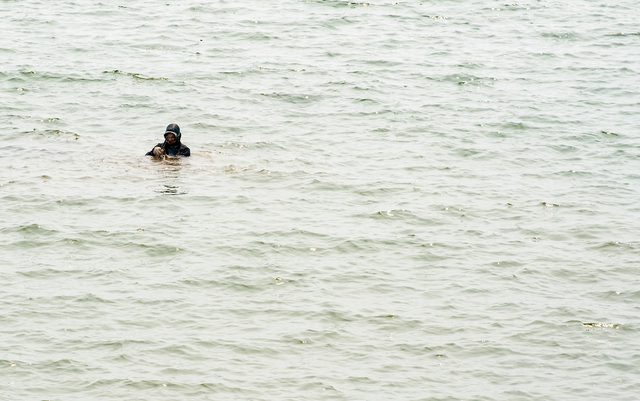 Tần tảo kiếm sống bằng nghề cầm búa ra biển chọc đá, kiếm vài trăm nghìn mỗi ngày - Ảnh 8.