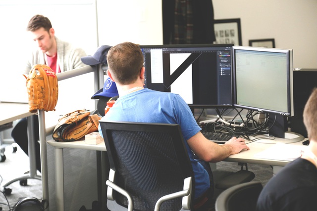 Research: The most 'dangerous' place is the safest place, the most favorable feng shui position at work is sitting opposite the boss!  - Photo 1.