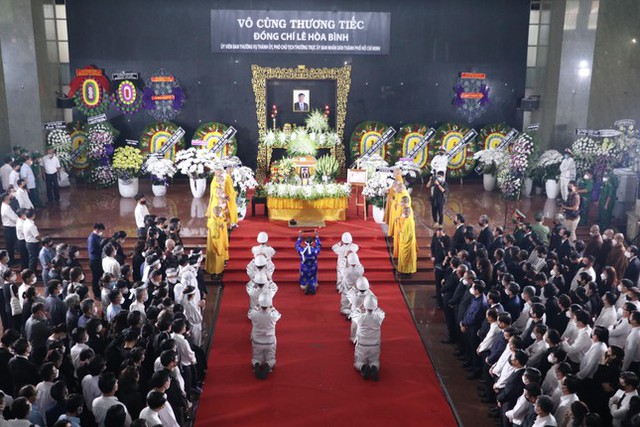  Xúc động lễ truy điệu và di quan Phó Chủ tịch Thường trực UBND TPHCM Lê Hòa Bình  - Ảnh 1.
