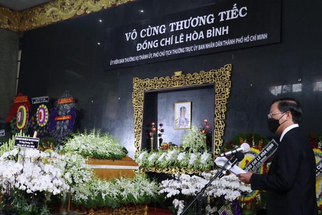  Xúc động lễ truy điệu và di quan Phó Chủ tịch Thường trực UBND TPHCM Lê Hòa Bình  - Ảnh 2.