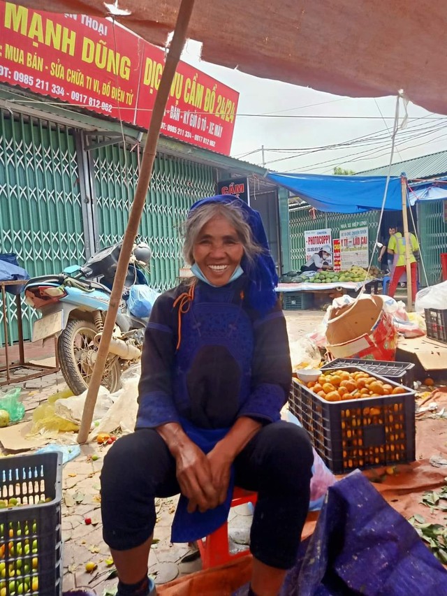 Sự thật sáng tỏ phía sau câu chuyện cụ bà người dân tộc khắc khổ vác xi măng thuê kiếm sống 1 tấn 30.000 tiền công - Ảnh 4. Sự thật sáng tỏ phía sau câu chuyện cụ bà người dân tộc khắc khổ vác xi măng thuê kiếm sống 1 tấn 30.000 tiền công - Ảnh 4.