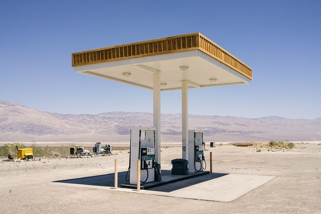 Ngày tàn của những trạm xăng đang đến gần: Sạc xe dễ như sạc điện thoại, cả một nền văn hóa của Mỹ sẽ mất đi nhường chỗ cho kỷ nguyên xe điện - Ảnh 2.