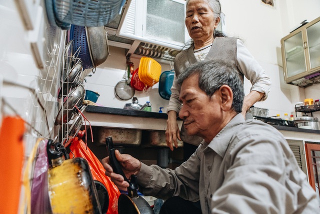 Đôi vợ chồng mù Hà Nội dắt tay nhau bán chổi và câu chuyện tình bền chặt suốt 40 năm khiến ai cũng ngưỡng mộ - Ảnh 12.