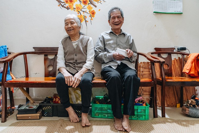 Đôi vợ chồng mù Hà Nội dắt tay nhau bán chổi và câu chuyện tình bền chặt suốt 40 năm khiến ai cũng ngưỡng mộ - Ảnh 16.