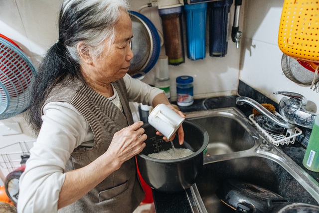Đôi vợ chồng mù Hà Nội dắt tay nhau bán chổi và câu chuyện tình bền chặt suốt 40 năm khiến ai cũng ngưỡng mộ - Ảnh 10.
