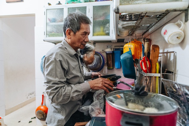 Đôi vợ chồng mù Hà Nội dắt tay nhau bán chổi và câu chuyện tình bền chặt suốt 40 năm khiến ai cũng ngưỡng mộ - Ảnh 11.