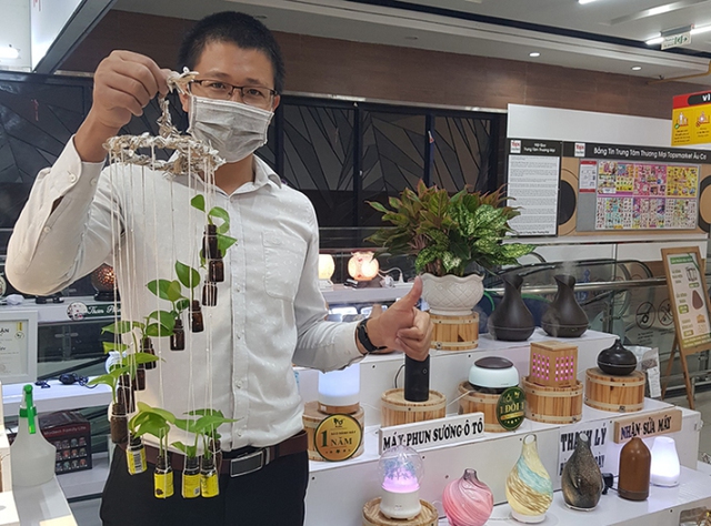 20 tuổi học lớp 10, từ bảo vệ hiệu thuốc, chàng trai Hà Tĩnh trở thành ông chủ của 74 cửa hàng tinh dầu sau 10 năm - Ảnh 2.