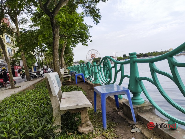 Xếp ghế che ô như bãi biển ven hồ Tây, ghế đá công cộng muốn ngồi phải trả tiền mua nước - Ảnh 1.