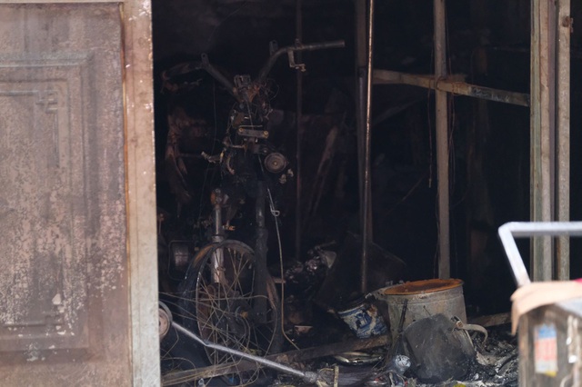 Vụ cháy 5 người tử vong ở Kim Liên: Hai bố con thoát lên mái nhà kêu cứu - Ảnh 2.