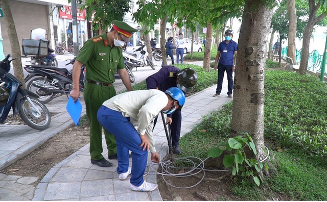 Hà Nội ra quân xử lý tình trạng muốn ngồi ghế đá phải trả tiền ở Hồ Tây - Ảnh 1.