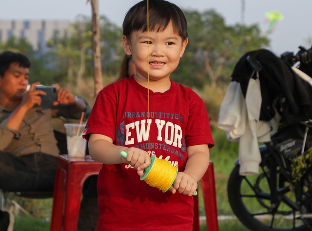 Bãi thả diều hot nhất Sài Gòn: Nơi người lớn tìm về tuổi thơ, trẻ nhỏ vui chơi lành mạnh - Ảnh 5.