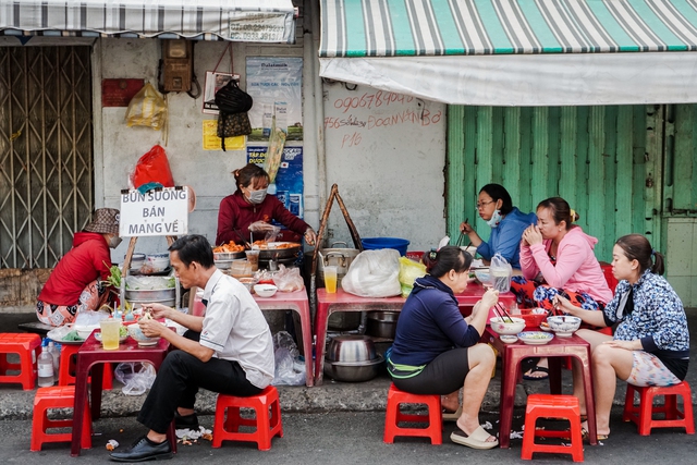  Gánh bún suông không biển hiệu truyền qua 3 thế hệ, vài tiếng mở hàng bán cả trăm bát - Ảnh 1.