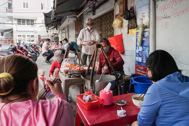  Gánh bún suông không biển hiệu truyền qua 3 thế hệ, vài tiếng mở hàng bán cả trăm bát - Ảnh 8.