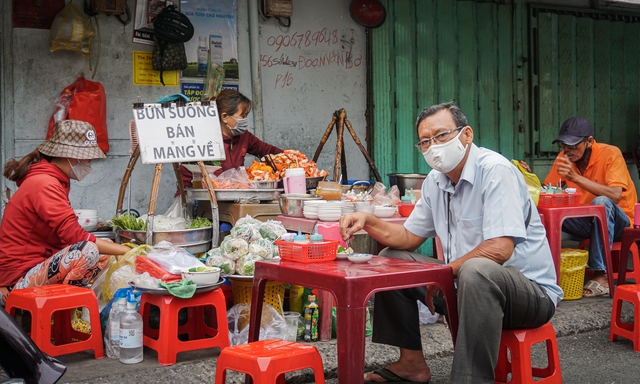  Gánh bún suông không biển hiệu truyền qua 3 thế hệ, vài tiếng mở hàng bán cả trăm bát - Ảnh 9.