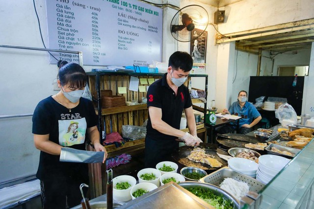 Self-coated noodle shop of the Mong people in the heart of Hanoi: Every day, 500 bowls and 30 chickens are sold out, customers queue up - Photo 1.