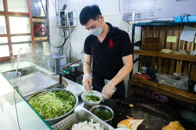 Self-coated noodle shop of the Mong people in the heart of Hanoi: Every day, 500 bowls and 30 chickens are sold out, customers queue up - Photo 2.