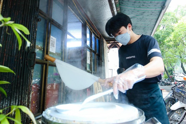 Self-coated noodle shop of the Mong people in the heart of Hanoi: Every day, 500 bowls and 30 chickens are sold out, customers queue up - Photo 3.