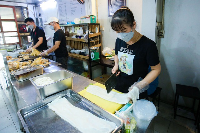 Self-coated noodle shop of the H'mong people in the heart of Hanoi: Every day, 500 bowls and 30 chickens are sold out, customers queue up - Photo 4.