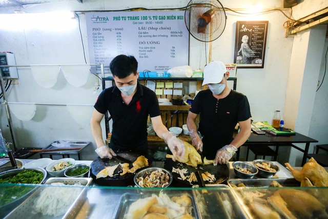 Quán phở tự tráng của người Mông giữa lòng Hà Nội: Mỗi ngày bán vèo hết 500 bát và 30 con gà, khách xếp hàng nườm nượp - Ảnh 5.