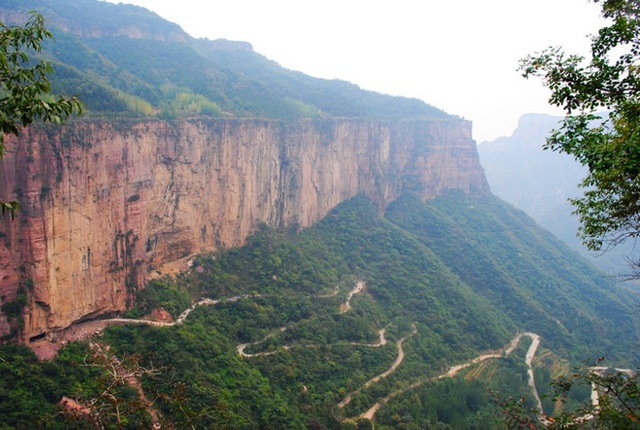 Thôn làng nguy hiểm nhất Trung Quốc: Tọa lạc trên núi dựng đứng cao 1.700m, có cung đường treo vách đá cheo leo thách thức mọi tay lái lão luyện - Ảnh 4.