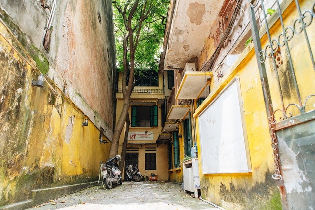  Bên trong những căn biệt thự cũ ở Hà Nội: Có đến 5, 7 hộ gia đình sinh sống chung; tưởng ở đất vàng không ngờ ẩm thấp, chật chội - Ảnh 13.