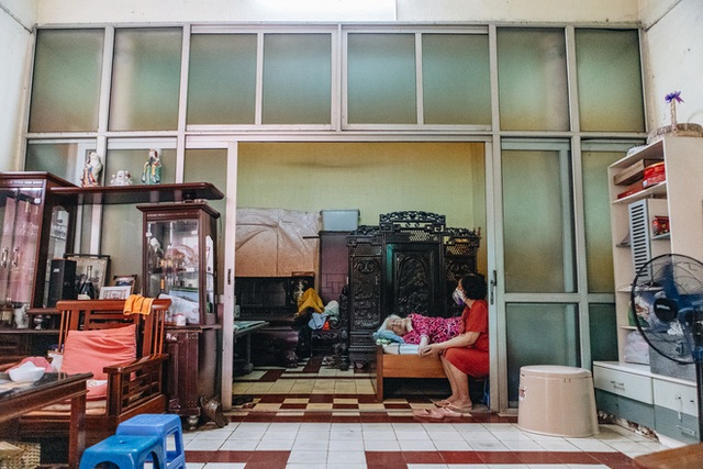  Bên trong những căn biệt thự cũ ở Hà Nội: Có đến 5, 7 hộ gia đình sinh sống chung; tưởng ở đất vàng không ngờ ẩm thấp, chật chội - Ảnh 15.
