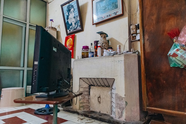  Bên trong những căn biệt thự cũ ở Hà Nội: Có đến 5, 7 hộ gia đình sinh sống chung; tưởng ở đất vàng không ngờ ẩm thấp, chật chội - Ảnh 16.